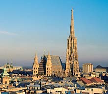 Der Stephansdom &uuml;ber dem H&auml;usermeer