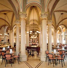 Saal des ber&uuml;hmten Caf&eacute; Central