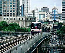 Skytrain &uuml;ber Sukhumvit Road