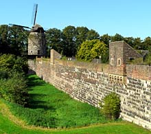 Stadtbefestigung mit Windm&uuml;hle