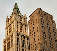 Spitze des Woolworth Building (links)