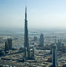 Der Burj Dubai &uuml;berragt schon im Bau alle anderen Geb&auml;ude der Stadt