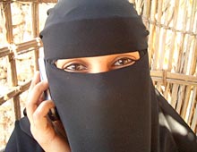 Verschleierte Muslima mit Handy