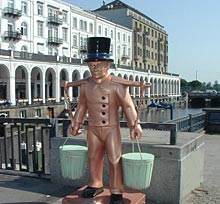 Hummel-Figur vor den Alsterarkaden