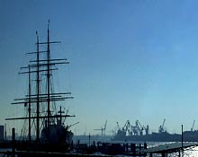 Sonniger Nachmittag im Hamburger Hafen