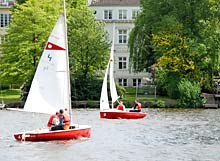 Segelboote in einem Seitenarm der Au&szlig;enalster