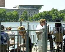 Volkspark Dutzendteich, im Hintergrund das Dokumentationszentrum Reichsparteitagsgel&auml;nde