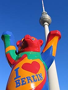 Buddy Bear vorm Fernsehturm