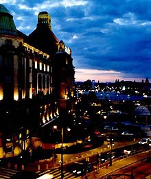 Gell&eacute;rt Hotel bei Nacht