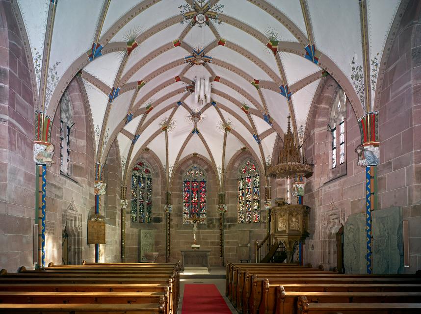 Die Decke der Kapelle ist von einem Gewölbe überspannt.