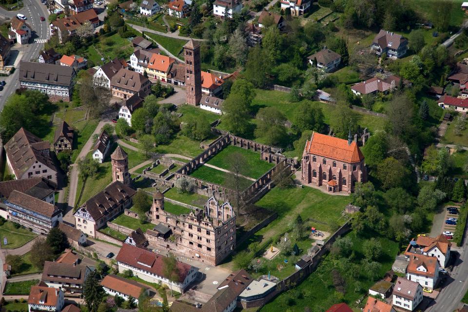 Auf dem Gelände der ehemaligen Benediktinerabtei befinden sich gleich zweier großer Klosteranlagen.