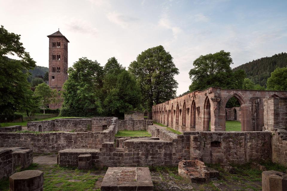 Die baugeschichtlich bedeutenden Ruinen aus Romanik, Gotik und Renaissance sind ein sehenswertes Ziel.