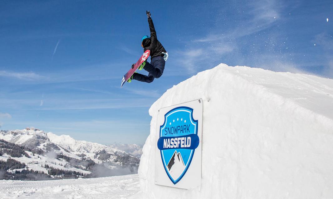 Snowboarder im Snowpark Nassfeld