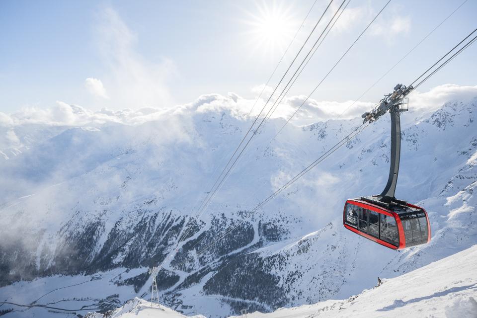 Mit einer Gesamtlänge von ca. 2.150 m legt die Seilbahn einen Höhenunterschied von ca. 1.180 m in weniger als 6 Minuten zurück und überwindet dabei maximale Steigungen in der Größenordnung von 100%.