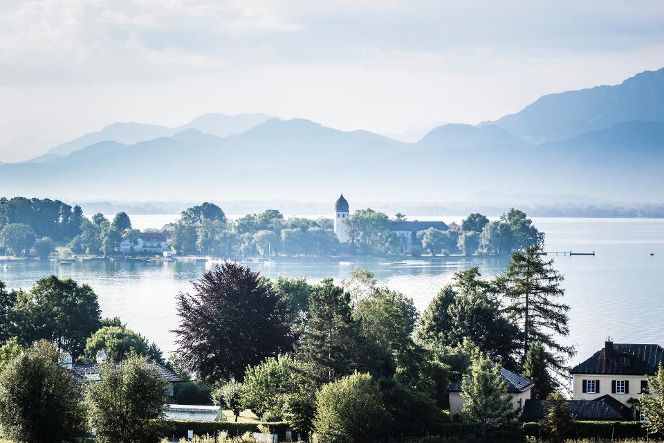 Fraueninsel auf dem Chiemsee vom Ufer aus