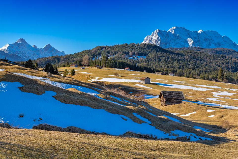 Blick über Buckelwiesen zu den Arnspitzen und Wettersteingebirge