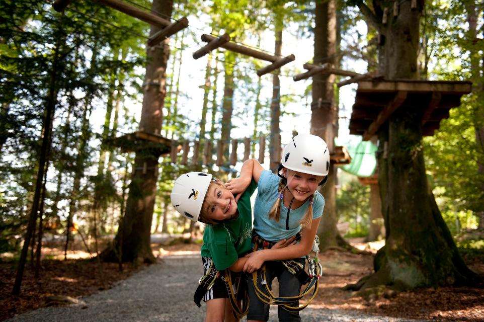 Kinder im Kletterwald von Waldkirchen