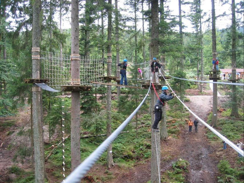 Waldklettergarten am Mehliskopf an der Schwarzwaldhochstraße im nördlichen Schwarzwald: Auf 3,5 ha Fläche kann in sieben Parcours mit unterschiedlichem Schwierigkeitsgrad in 3 bis 14 m Höhe von Baum zu Baum geklettert werden. Man klettert, balanciert und gleitet durch eine Welt aus Tauen, Balken, Brücken, Netzen und Seilbahnen.   "Foto frei zur Veröffentlichung nur in Verbindung mit einer redaktionellen Berichterstattung über den Waldklettergarten Mehliskopf und die Ferienregion Schwarzwald“