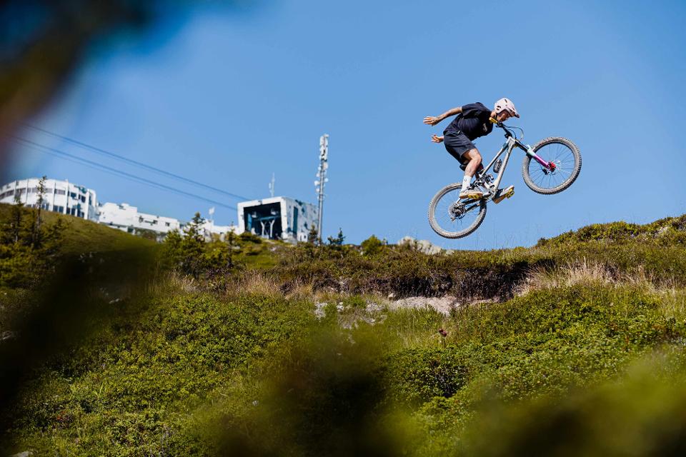 Biker unterhalb des Crap Sogn Gion