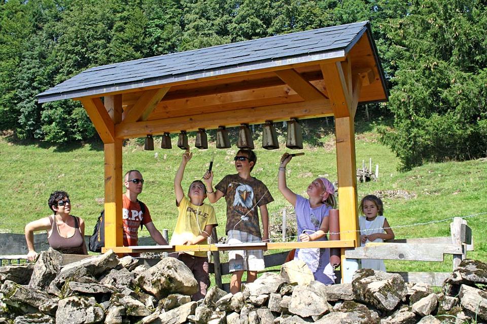 Kinder an der Glockenspiel-Station auf dem Chäferliweg in Illgau
