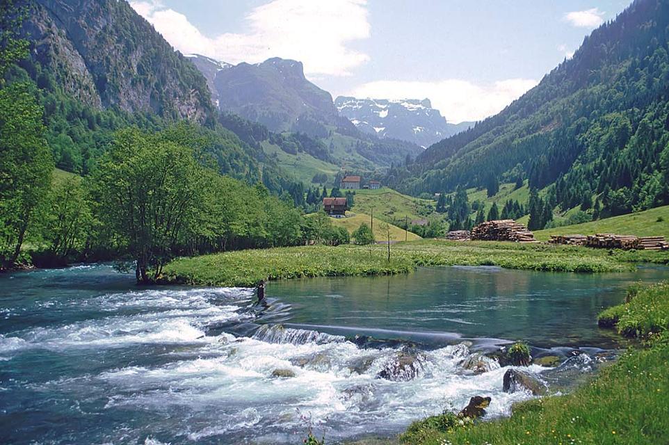 Blick auf die Muota und das Bisistal beim Ort Bisisthal