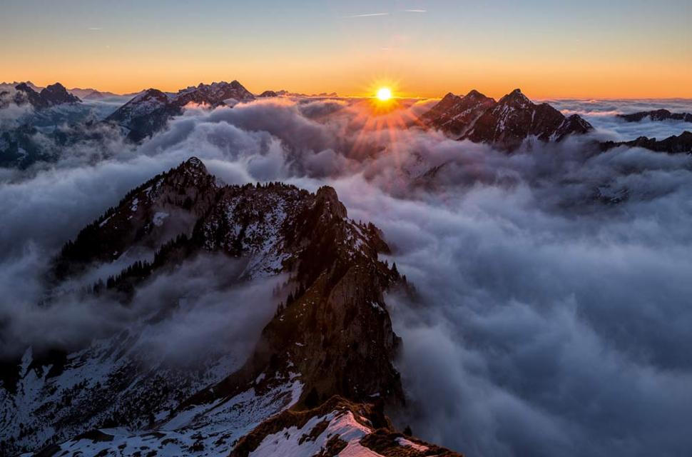 Sonnenuntergang hinter dem Kaiseregg, der höchsten Erhebung über dem Schwarzsee