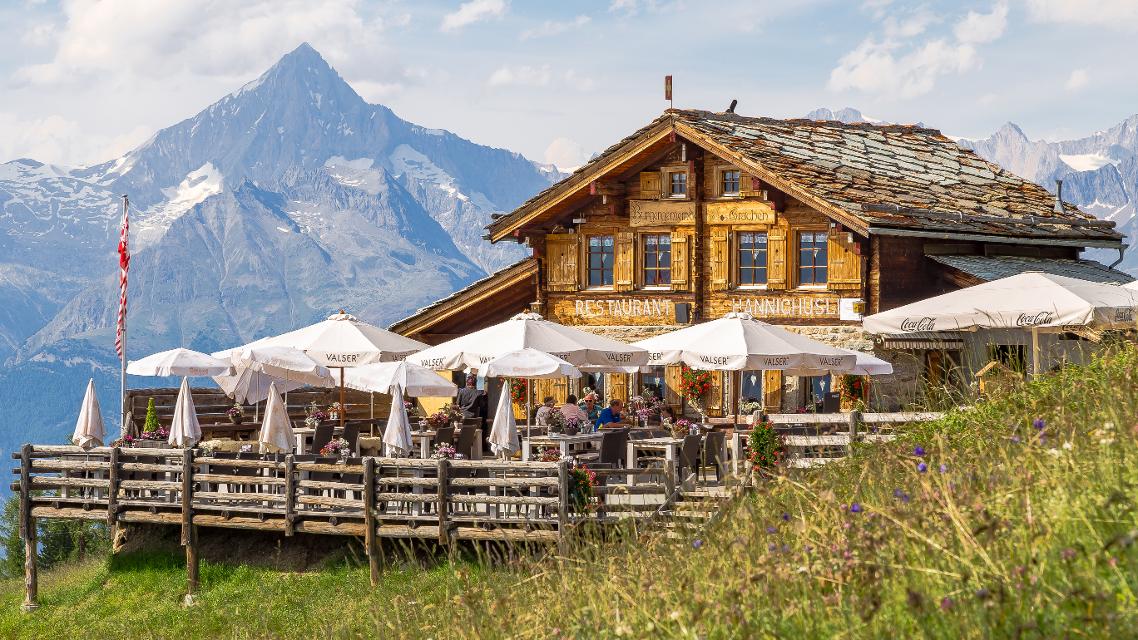 Das Restaurant Hannighuesli auf der Graechner Hannigalp im Sommer