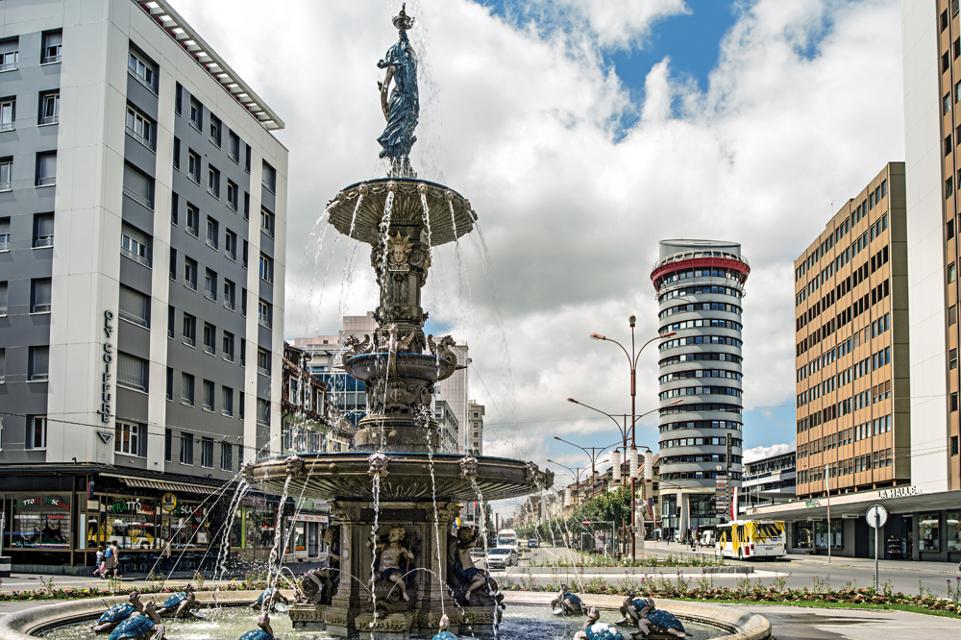 Fontaine Monumentale und Espacite in La Chaux de Fonds