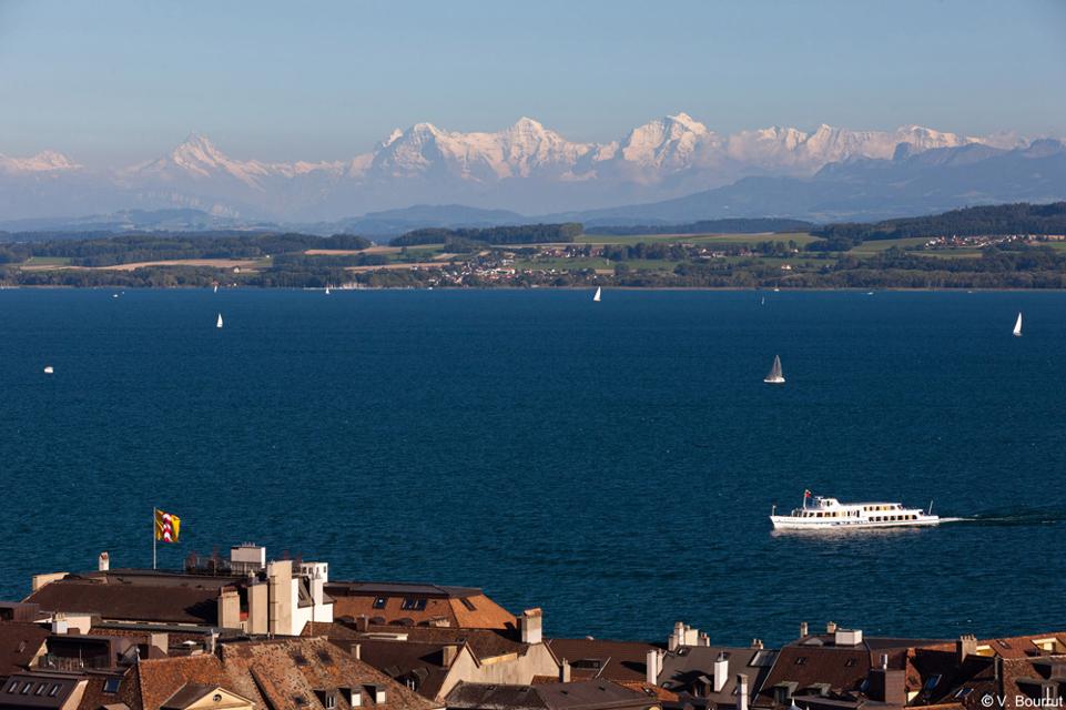 Blick auf den Neuenburgersee und die Bergwelt des Jura