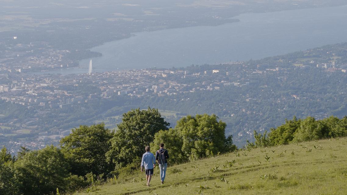 Wanderer auf dem Mont Salève mit Ausblick auf Genf und den Genfer See