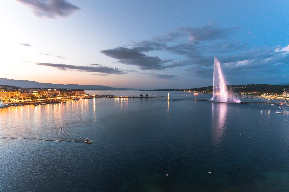 Jet d´eau im Genfer See am Abend
