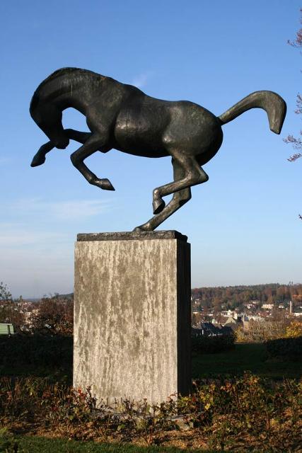 Springendes Pferd im Rosengarten