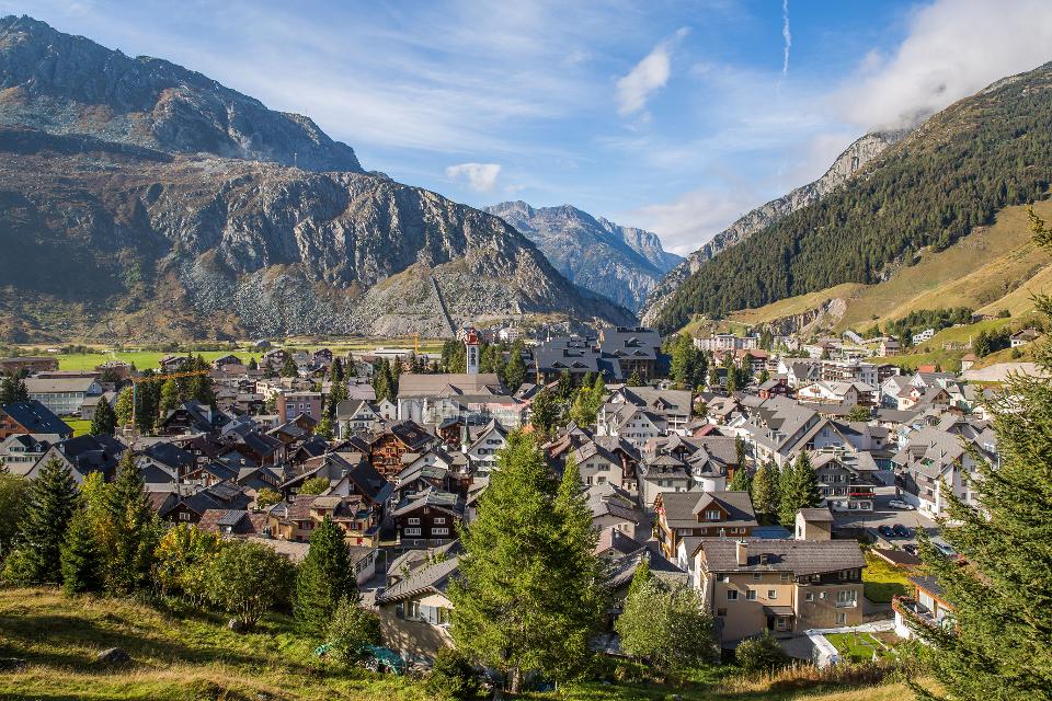 Dorf Andermatt in der Region Andermatt im Sommer