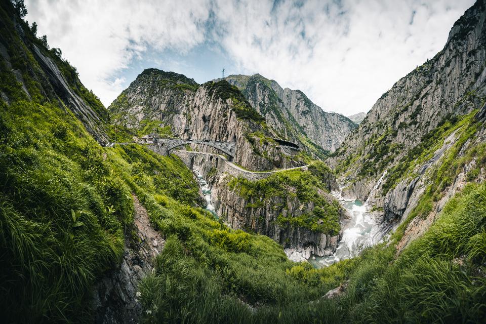 Panorama: Schoellenenschlucht mit Teufelsbrücke in der Ferienregion Andermatt