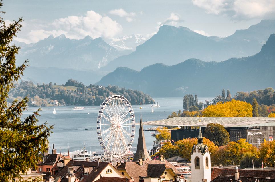Herbstliche Aussicht von der Museggmauer über den Vierwaldstättersee