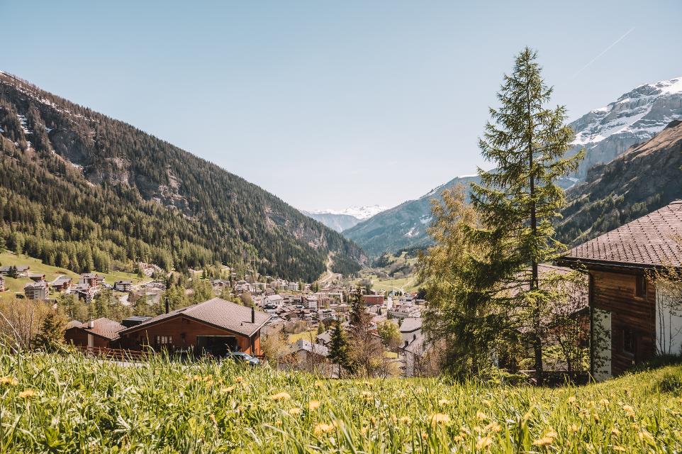 Blick auf Leukerbad im Frühling