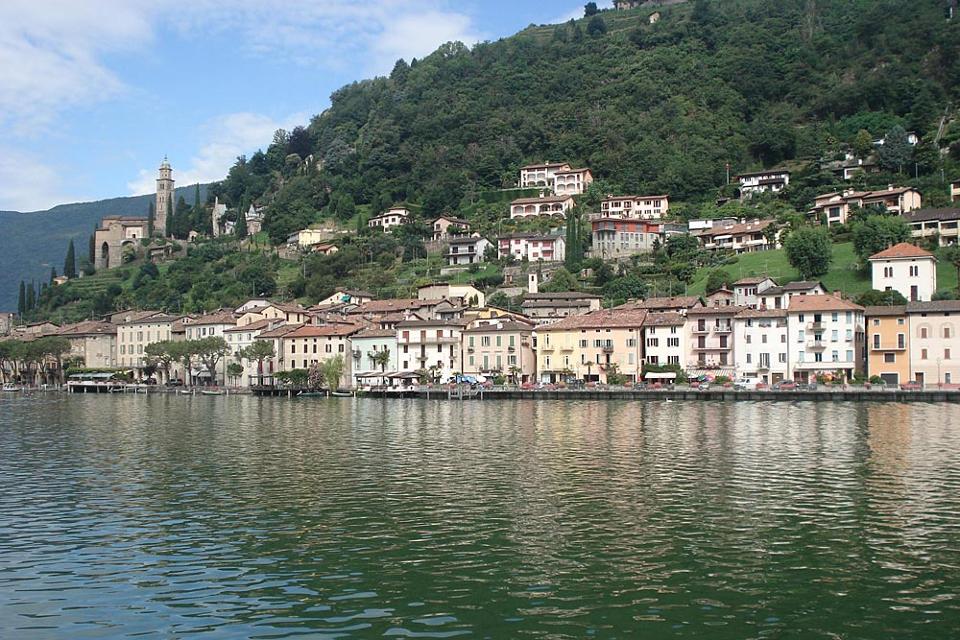 Blick vom Luganer See auf die Ufer-Häuserfront von Morcote