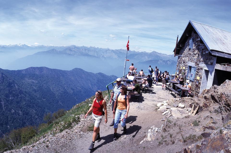 Wanderer an einer Berghütte in der Region Lugano