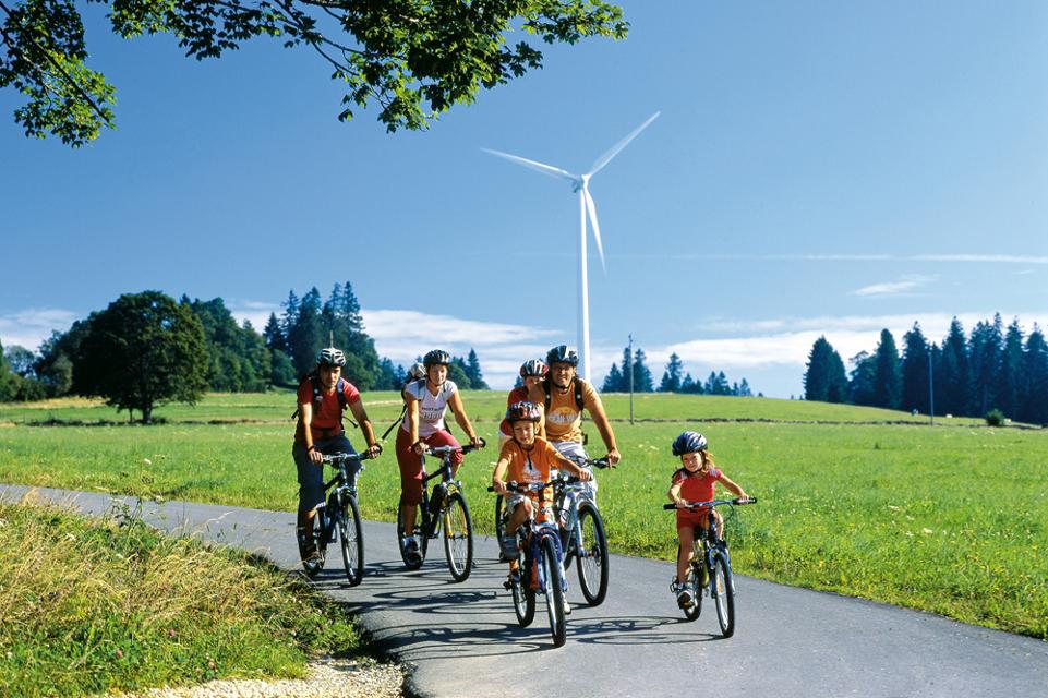 Familie beim Fahrradausflug im Berner Jura