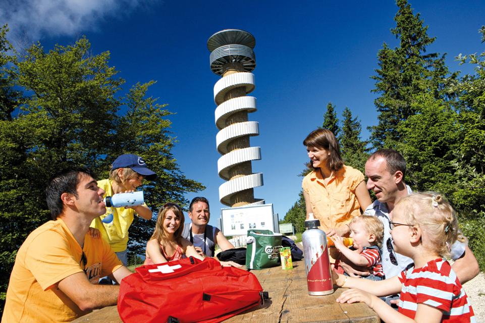 Familie beim Ausflug zum Turm von Moron im Berner Jura