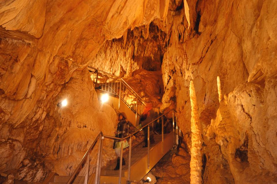 Besucher in den Tropfsteinhöhlen von Vallorbe