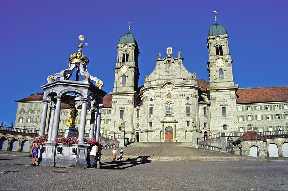 Platz vor dem Kloster Einsiedeln mit dem Liebfrauenbrunnen