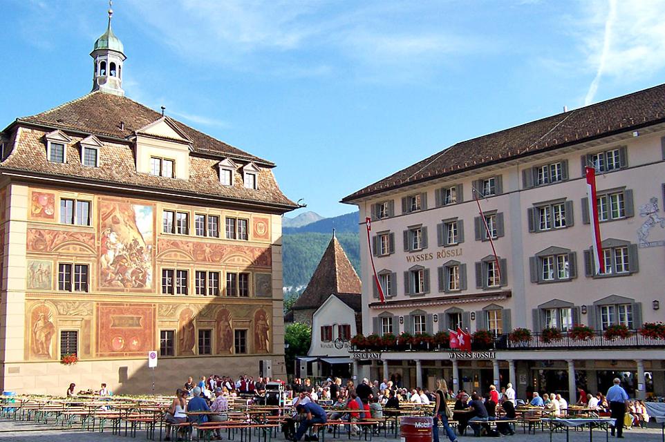 Der Hauptplatz von Schwyz mit dem Rathaus und dem Weissen Rössli
