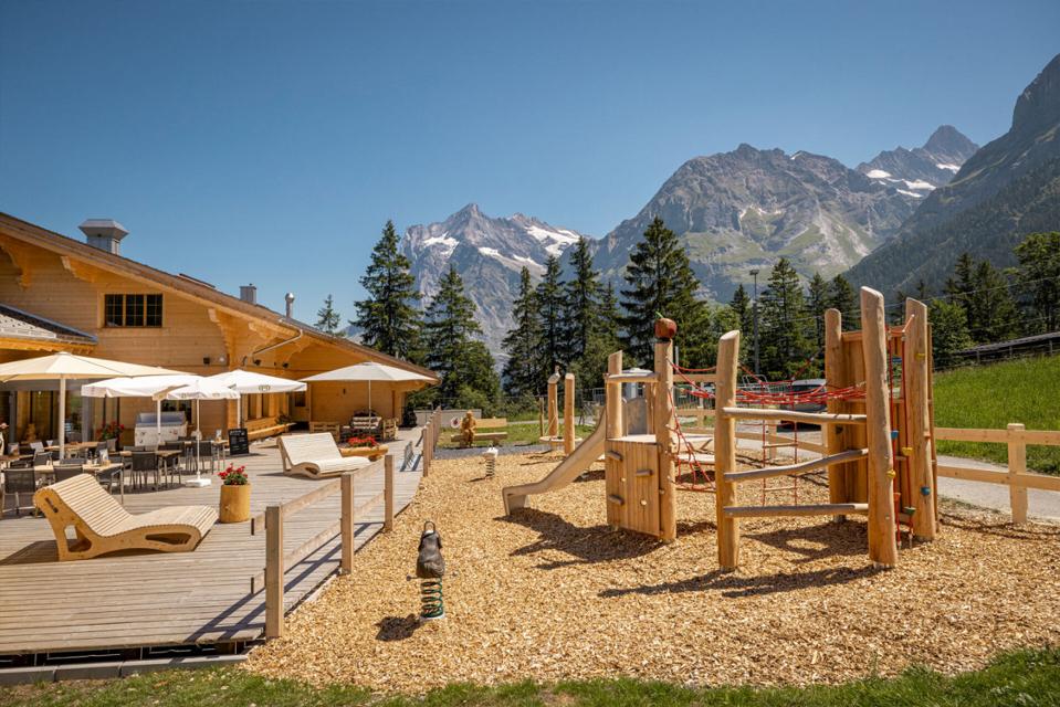 Das Bergrestaurant Brandegg in Grindelwald mit Sonnenterrasse und Spielplatz - und inmitten der imposanten Bergwelt der Jungfrau Region.