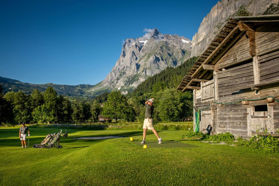 Golf spielen in den Bergen: Ein Spieler beim Abschlag auf dem Golfplatz in Grindelwald.