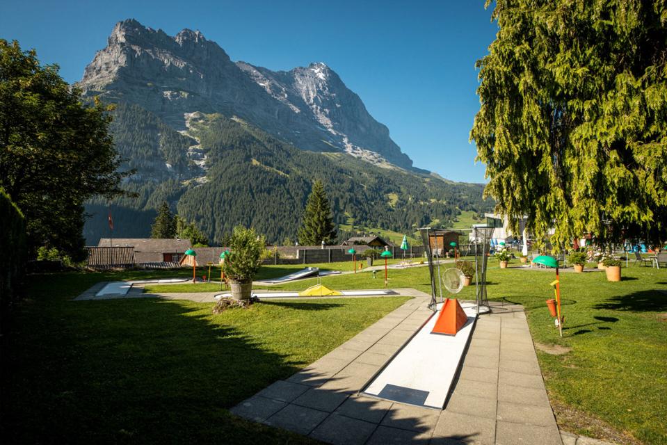 Vor imposanter Bergkulisse: Die 18-Loch-Minigolfanlage in Grindelwald