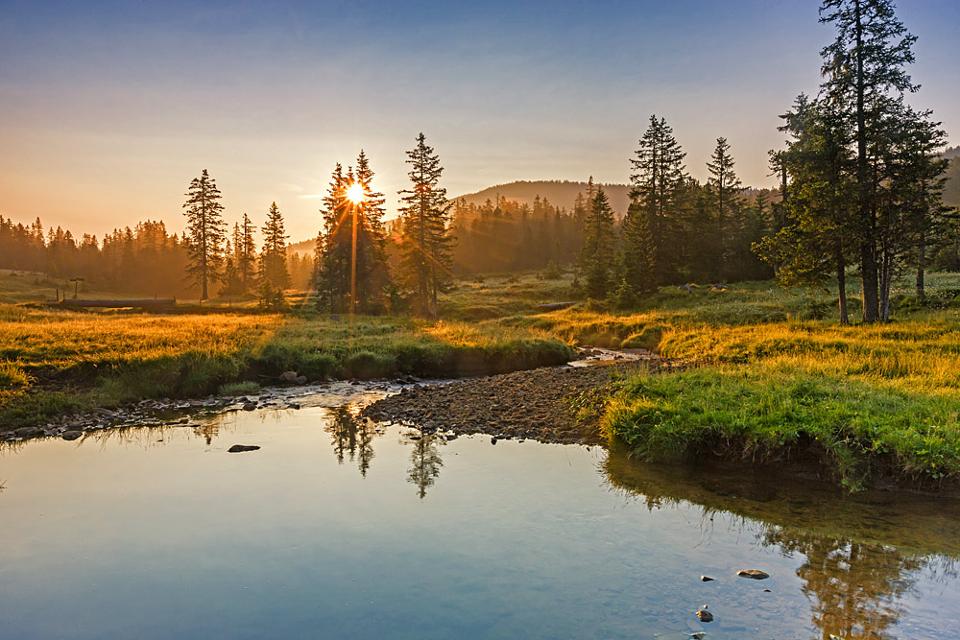 Sonnenaufgang an einem Moorsee, im Hintergrund der Glaubenbergpass im Entlebuch