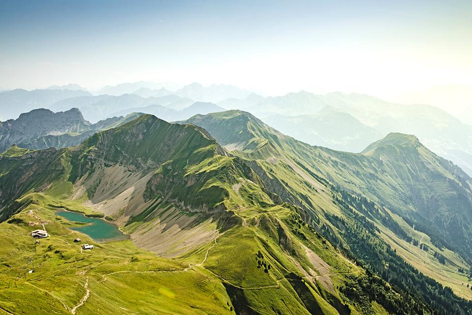 Blick vom Brienzer Rothorn auf den Eissee bei Giswil