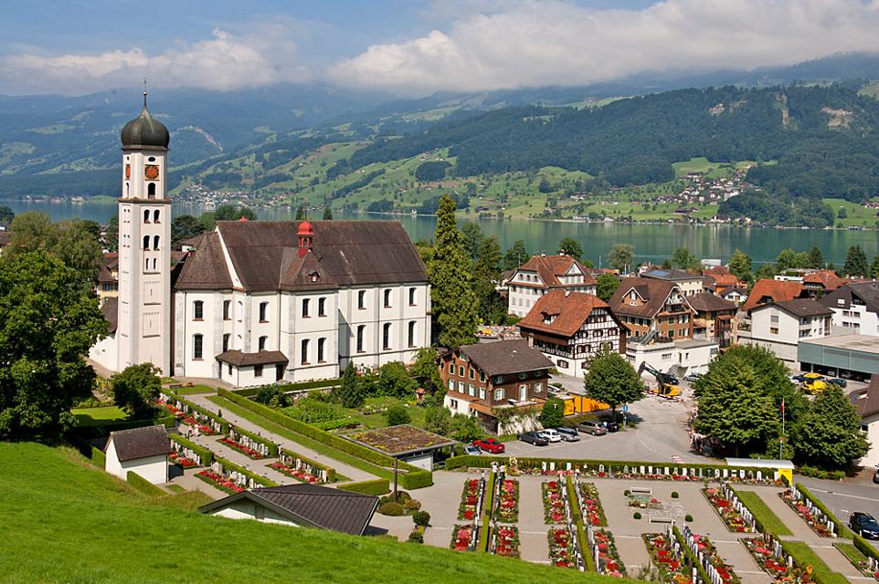 Blick auf die Pfarr- und Wallfahrtskirche St. Theodul in Sachseln