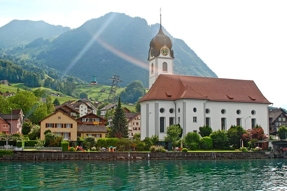 Blick auf Beckenried und die Pfarrkirche St. Heinrich am Vierwaldstättersee